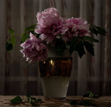 Evdeki vazoda bir buket pembe şakayık