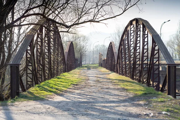 Παλιά Εγκαταλελειμμένη Γέφυρα Στο Χωριό — Φωτογραφία Αρχείου