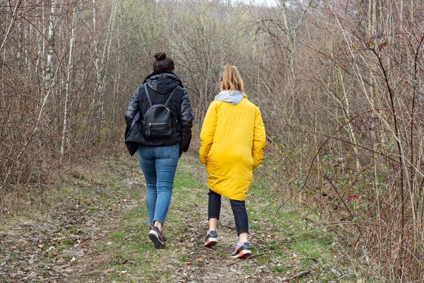 Mère Avec Fille Adolescente Marchant Dans Air Frais Dans Forêt — Photo