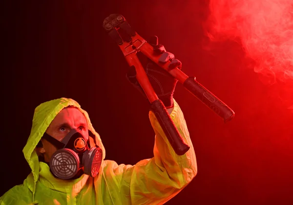 Man Respirator Och Handskar Håller Stora Metall Sax Röd Rökig — Stockfoto