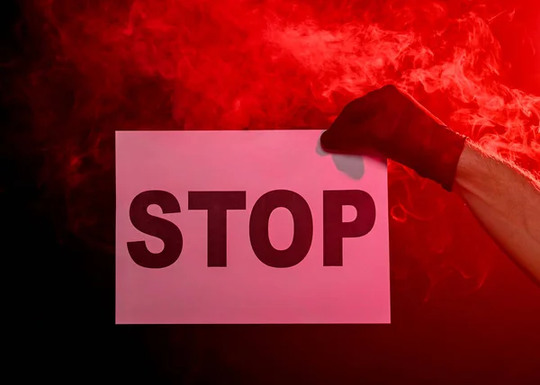 Mann Hält Hand Hand Stop Schild Gegen Feuer Und Rauch — Stockfoto