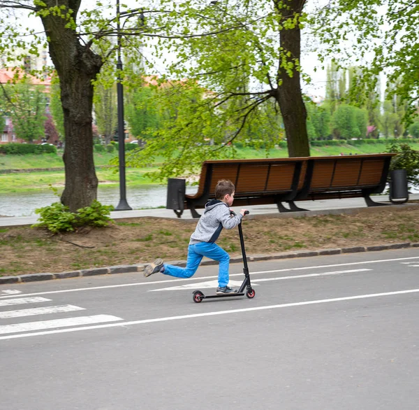 Küçük Çocuk Dışarıda Scooter Kullanıyor — Stok fotoğraf