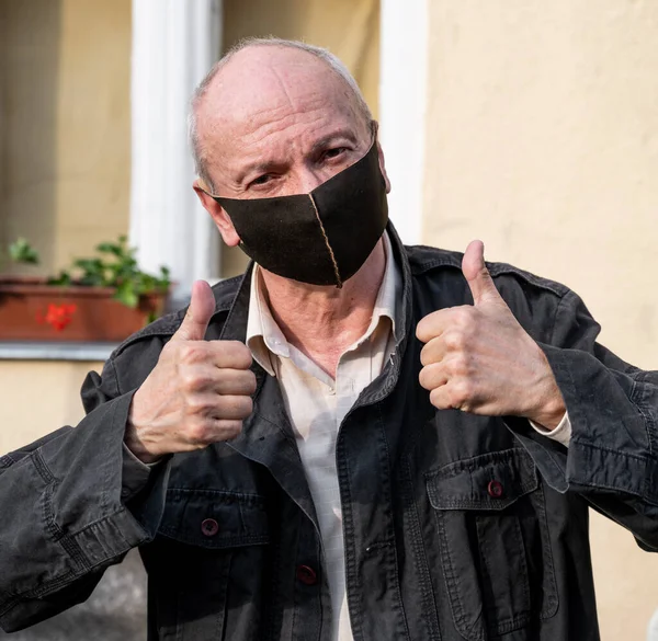 Gezondheidszorg Medisch Concept Senior Man Met Beschermend Masker Buiten — Stockfoto