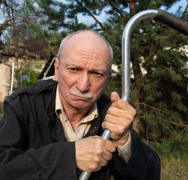 Älterer Mann Droht Mit Stock Freien — Stockfoto