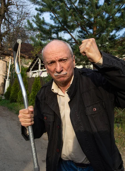 Starší Muž Vyhrožující Holí Venku — Stock fotografie