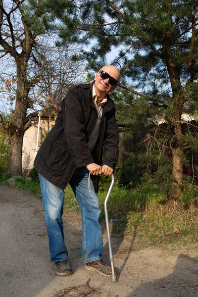 Gelukkig Senior Man Poseren Met Een Wandelstok Zonnige Dag Buiten — Stockfoto