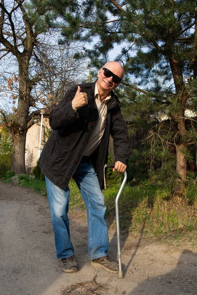 Glad Senior Man Poserar Med Promenadkäpp Solig Dag Utomhus — Stockfoto