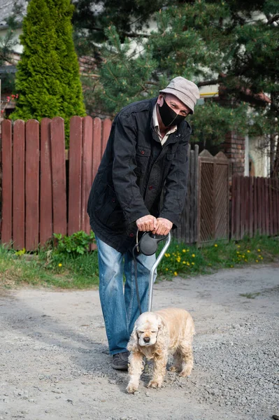 Homme Âgé Masque Protection Avec Une Canne Pied Avec Chien — Photo