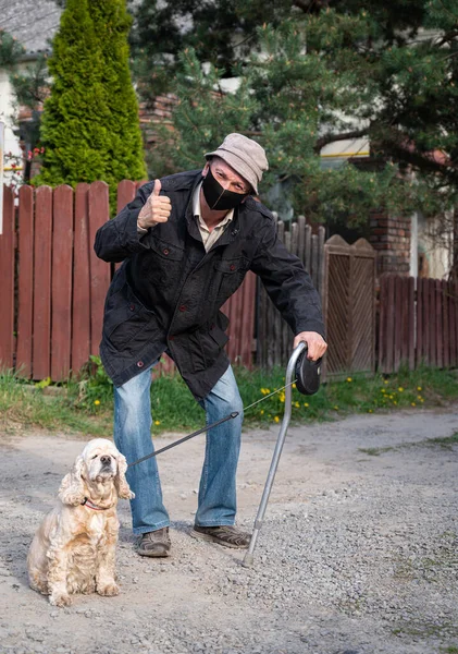Homem Sênior Máscara Protetora Com Uma Bengala Andando Com Cão — Fotografia de Stock