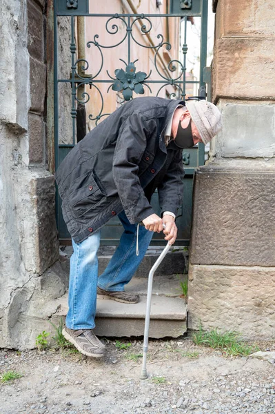 Hombre Edad Avanzada Máscara Protectora Con Bastón Desciende Por Las —  Fotos de Stock