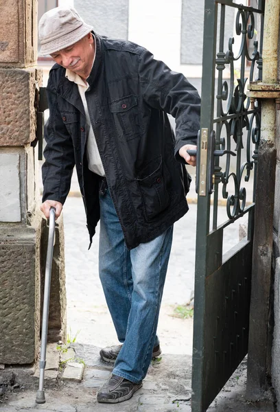 Älterer Mann Posiert Mit Stock Der Nähe Von Tor Freien — Stockfoto