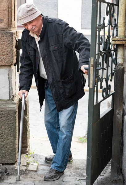 Homme Âgé Avec Une Canne Posant Près Porte Extérieur — Photo