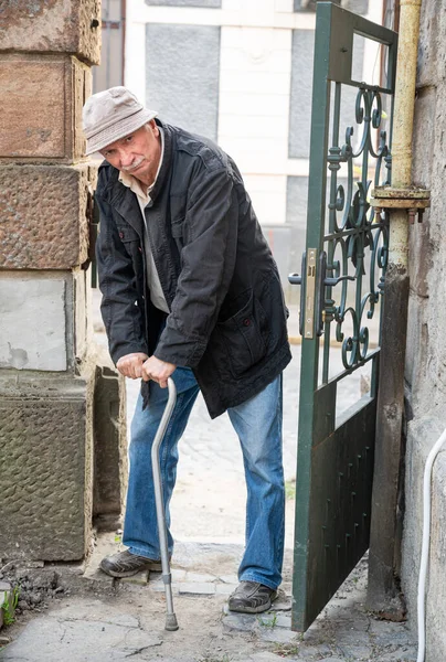 Senior Man Med Käpp Poserar Nära Porten Utomhus — Stockfoto