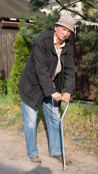 Uomo Anziano Che Cammina Con Bastone All Aperto — Foto Stock
