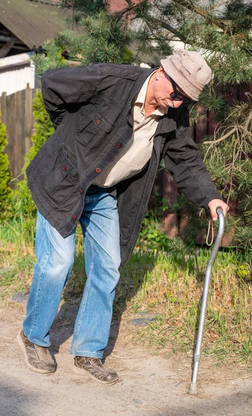 シニア男歩く杖で屋外 — ストック写真