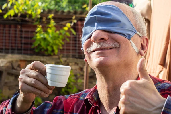 Senior Man Met Beschermend Masker Koffie Drinken Tuin Thuis — Stockfoto