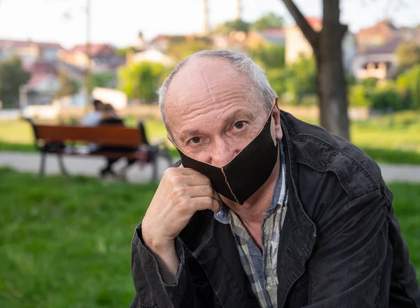 Gezondheidszorg Medisch Concept Senior Man Met Beschermend Masker Poseren Buiten — Stockfoto