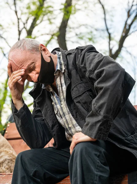 Hälso Och Sjukvård Koncept Senior Man Skyddsmask Poserar Utomhus — Stockfoto