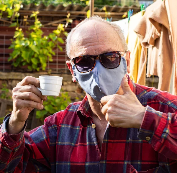 Senior Mit Schutzmaske Trinkt Hause Kaffee Garten — Stockfoto
