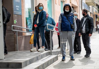 UZHOROD, UKRAINE - Mayıs 04, 2020: COVID-19 virüsü nedeniyle Uzhhorod şehrinde karantina. Şehrin sokaklarında koruyucu maskeli insanlar var.