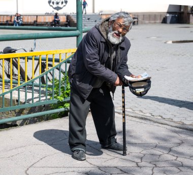 UZHOROD, UKRAINE - MAYIS 07, 2020: Uzhhorod, Ukrayna 'da evsiz dilenci görüntüsü