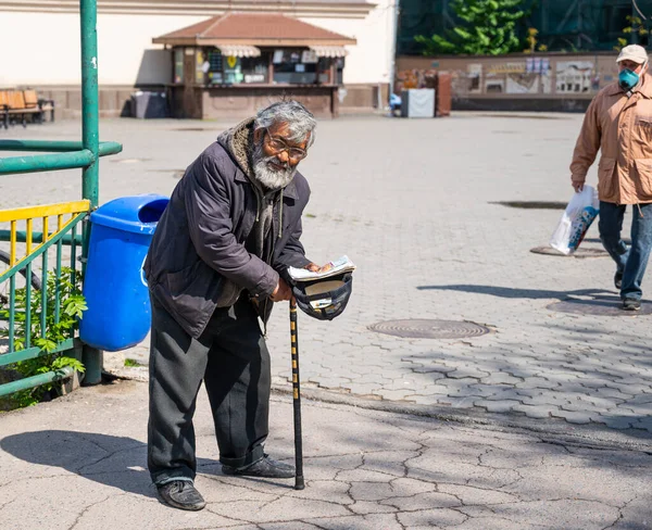 Uzhhorod Ukrajina Květen 2020 Obrázek Žebráka Bez Domova Venku Městě — Stock fotografie