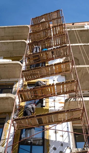 Les Travailleurs Travaillent Sur Des Échafaudages Sur Chantier — Photo