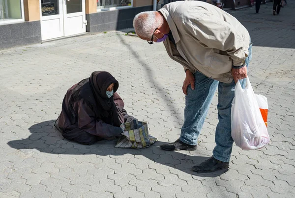 Uzhhorod Ukraine May 2020 Image Homeless Beggar Woman Outdoors Uzhhorod — Stock Photo, Image