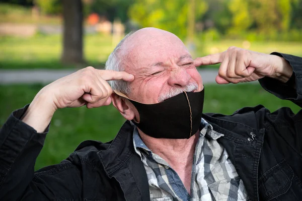 Senior Man Ansiktsmask Lider Huvudvärk Utomhus — Stockfoto