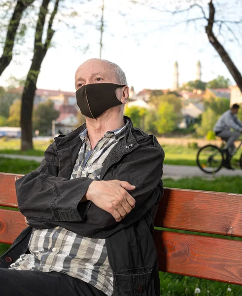 Gesundheitskonzept Älterer Mann Mit Mundschutz Sitzt Auf Bank Park — Stockfoto