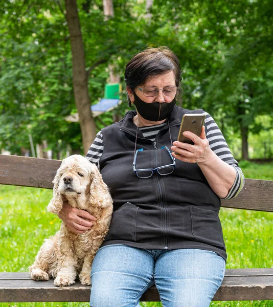 Mulher Sênior Máscara Protetora Sentado Banco Com Cão Parque — Fotografia de Stock