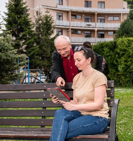 Sorrindo Pai Sênior Com Sua Filha Usando Tablet Digital Descansando — Fotografia de Stock