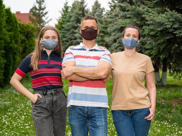 Koncepcja Opieki Zdrowotnej Rodzina Maskach Ochronnych Pozujących Parku — Zdjęcie stockowe