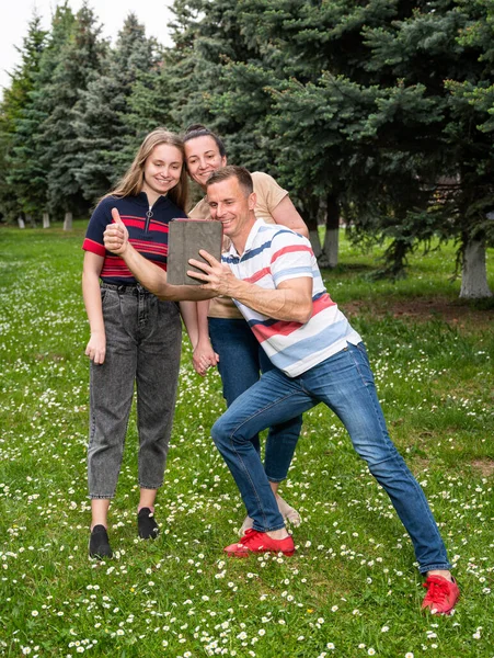 Famiglia Felice Utilizzando Tablet All Aperto Nel Parco — Foto Stock