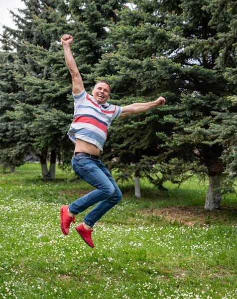 Jovem Feliz Pulando Parque — Fotografia de Stock