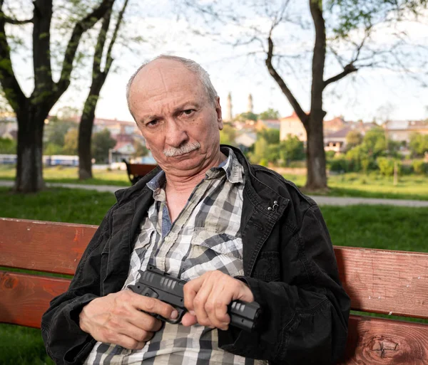 Hombre Mayor Con Arma Sentada Banco Aire Libre —  Fotos de Stock