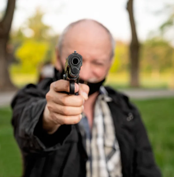 Homem Sênior Máscara Preta Com Uma Arma Livre — Fotografia de Stock