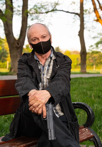 Dışarıda Silahlı Siyah Maskeli Kıdemli Bir Adam — Stok fotoğraf