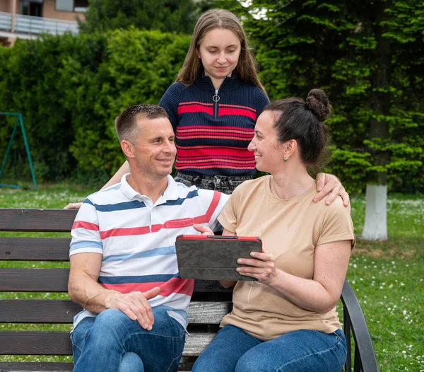 Familia Feliz Descansando Parque Usando Tableta Aire Libre Parque — Foto de Stock