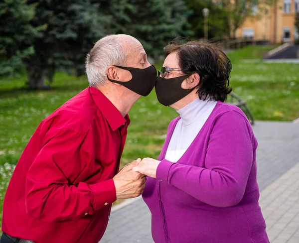 Conceito Saúde Casal Sênior Máscaras Protetoras Beijando Parque — Fotografia de Stock