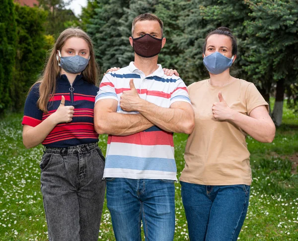 Sağlık Sigortası Konsepti Parkta Poz Veren Koruyucu Maskeli Bir Aile — Stok fotoğraf