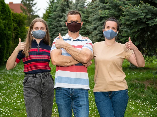 Gesundheitskonzept Familie Mit Schutzmasken Posiert Park — Stockfoto