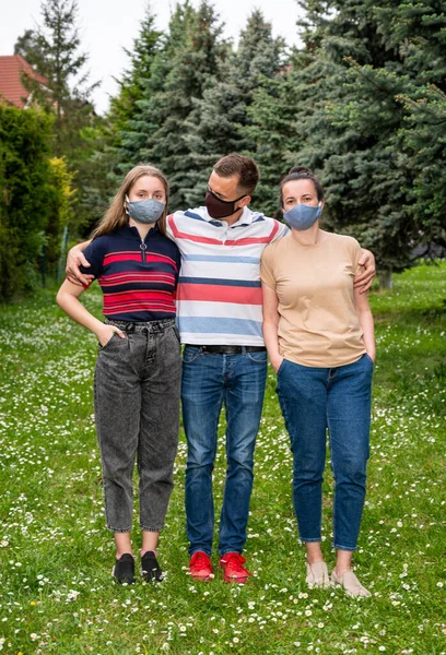 Sağlık Sigortası Konsepti Parkta Poz Veren Koruyucu Maskeli Bir Aile — Stok fotoğraf