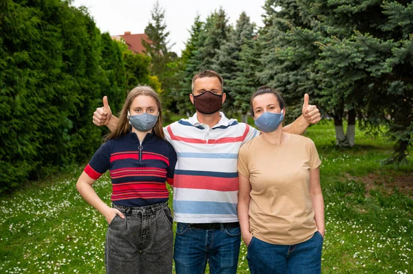 Sağlık Sigortası Konsepti Parkta Poz Veren Koruyucu Maskeli Bir Aile — Stok fotoğraf