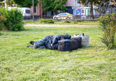 UZHOROD, UKRAINE - Mayıs 07, 2020: Uzhhorod şehrinin sokaklarında uyuyan sarhoş fakir adam,