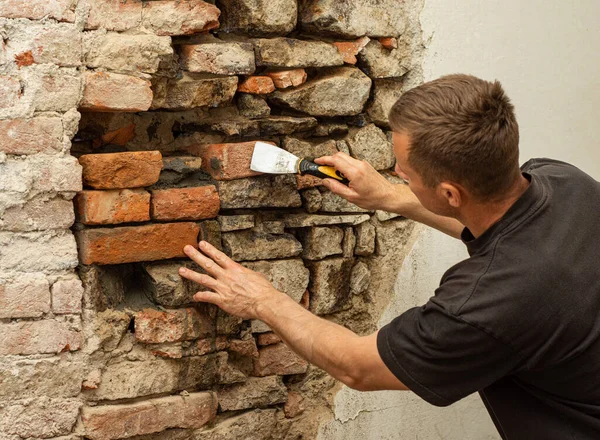Trabalhador Reconstruir Velho Muro Pedra Casa Velha Reconstrução Reparação — Fotografia de Stock