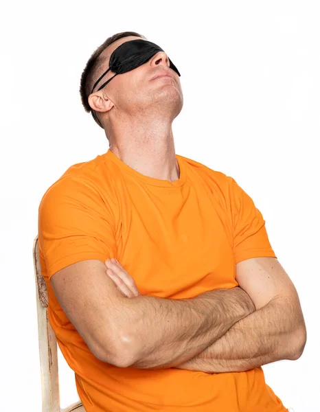 Hombre Joven Con Máscara Dormir Negro Posando Sobre Fondo Blanco —  Fotos de Stock