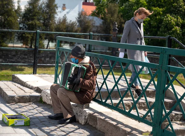 Uzhorod Ukraine Maj 2020 Street Dålig Musiker Ansiktsmask Spelar Dragspel — Stockfoto