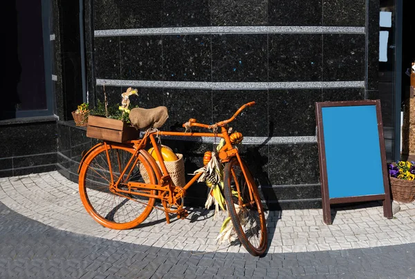 Orange Painted Bike Decoration Outdoors — Stock Photo, Image