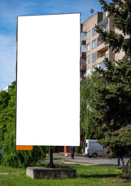 Şehirde fotokopi alanı olan boş bir reklam panosu. Reklam için boş pankart. Metnin için büyük beyaz ekran